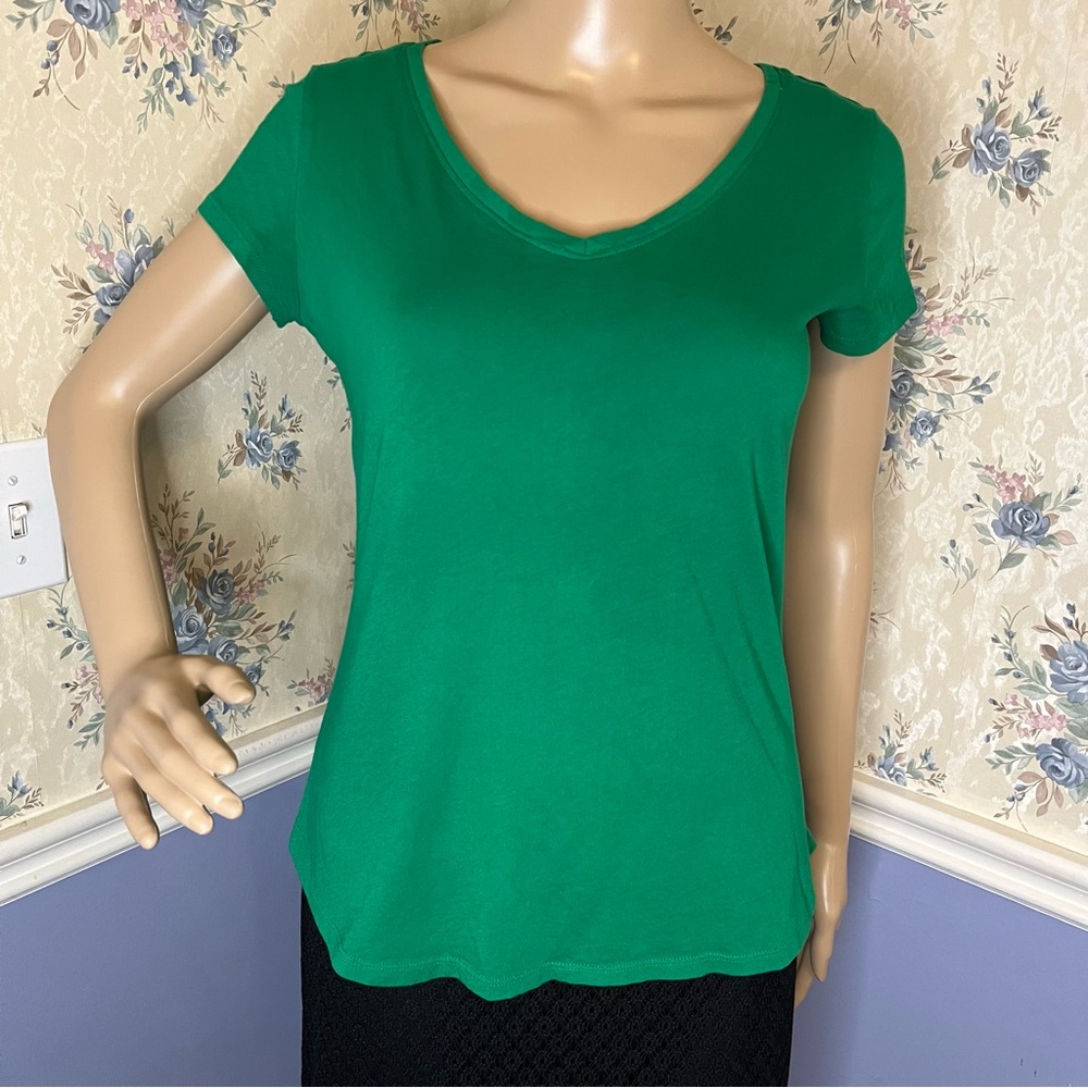 New York & Company Green Vneck Short Sleeve Perfect Tee, Size XS